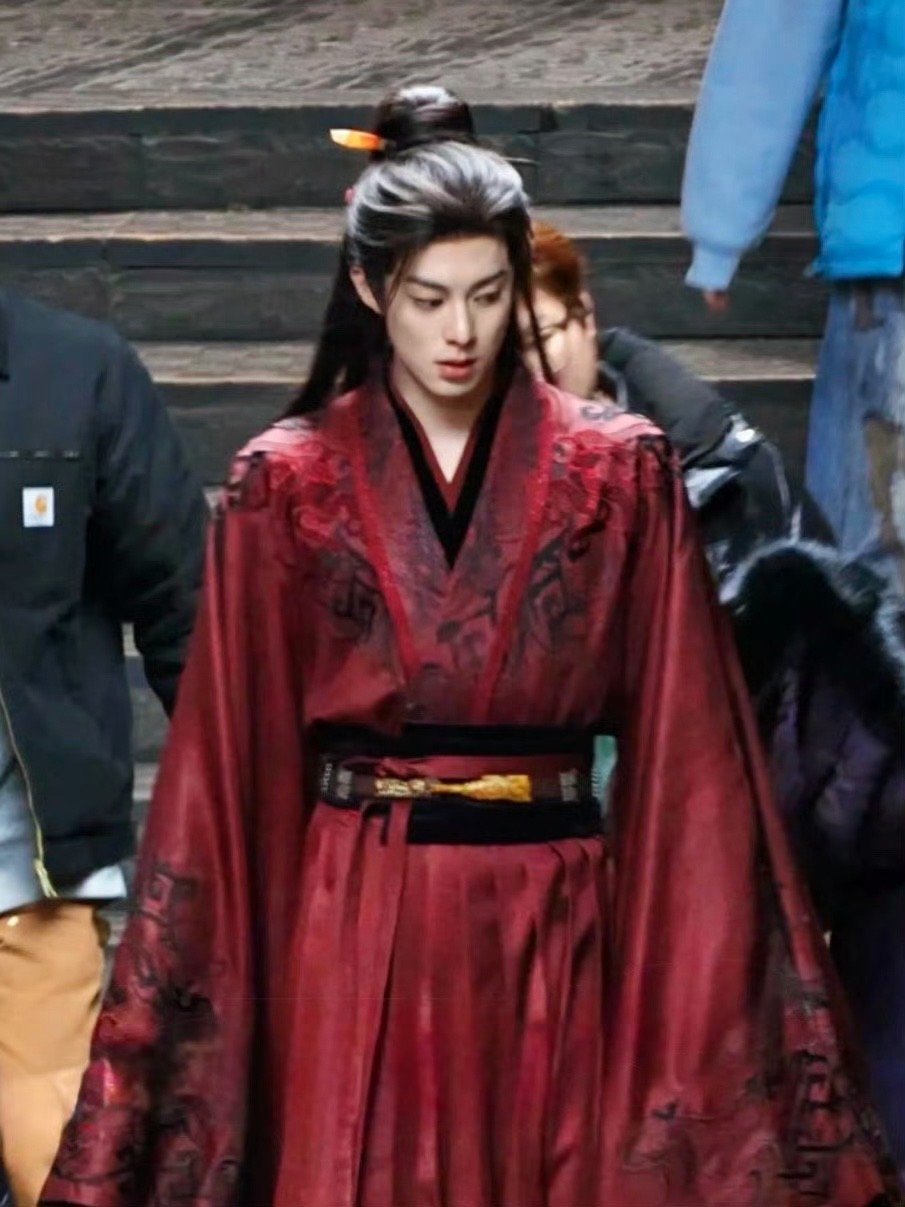 王鹤棣将门独后红衣造型王鹤棣将门独后红衣look王鹤棣将门独后红衣造型，不错不错