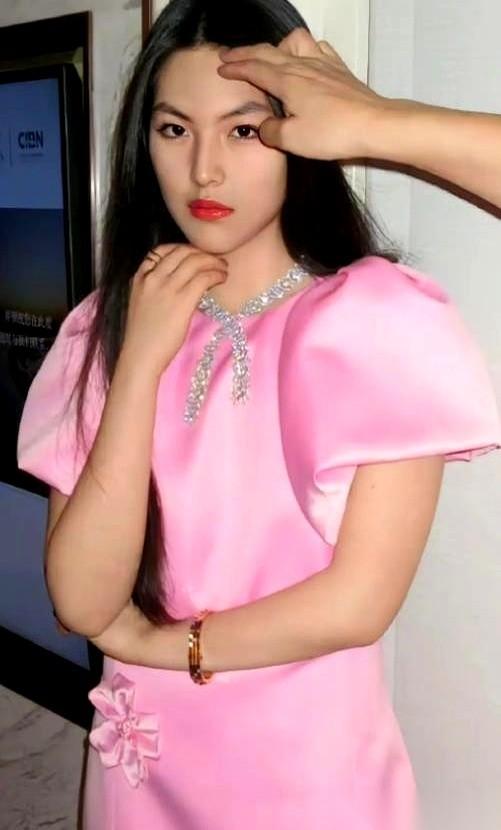 我真的会笑。
一群人，一个月工资可能都不够人家买个包的，居然在替人家女儿发愁能不