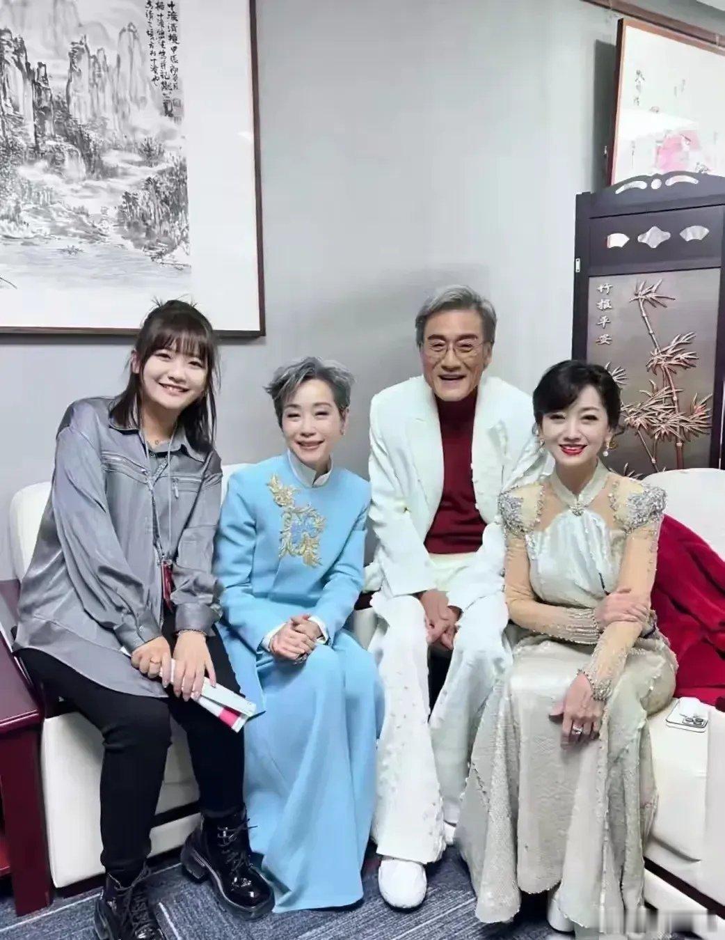 春晚落幕后，一张珍贵的合影引发了热议。照片中，三位老艺术家齐聚一堂，笑容满面，气