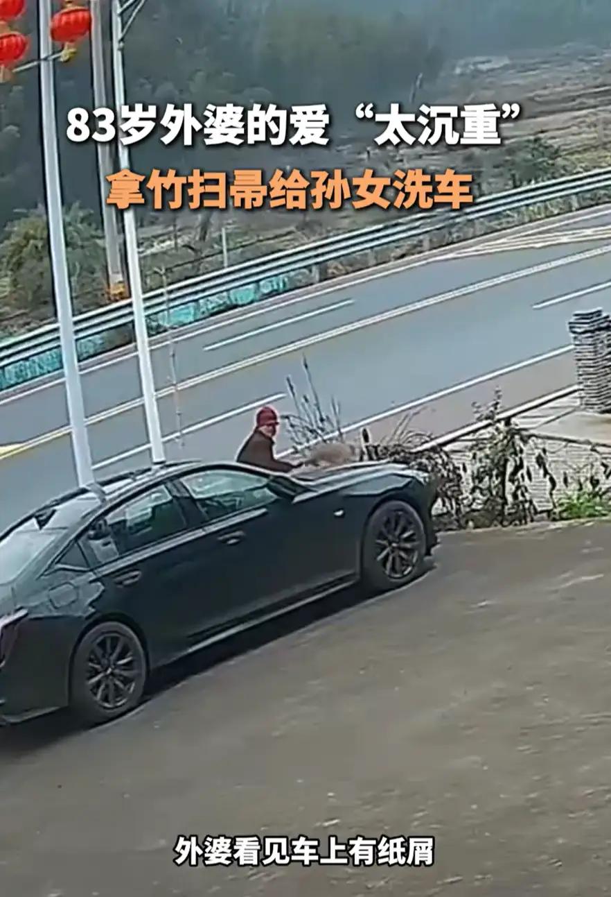 江西抚州，女子回家过年，准备开车出门时，却发现车上全都是划痕，她第一反应是哪个熊