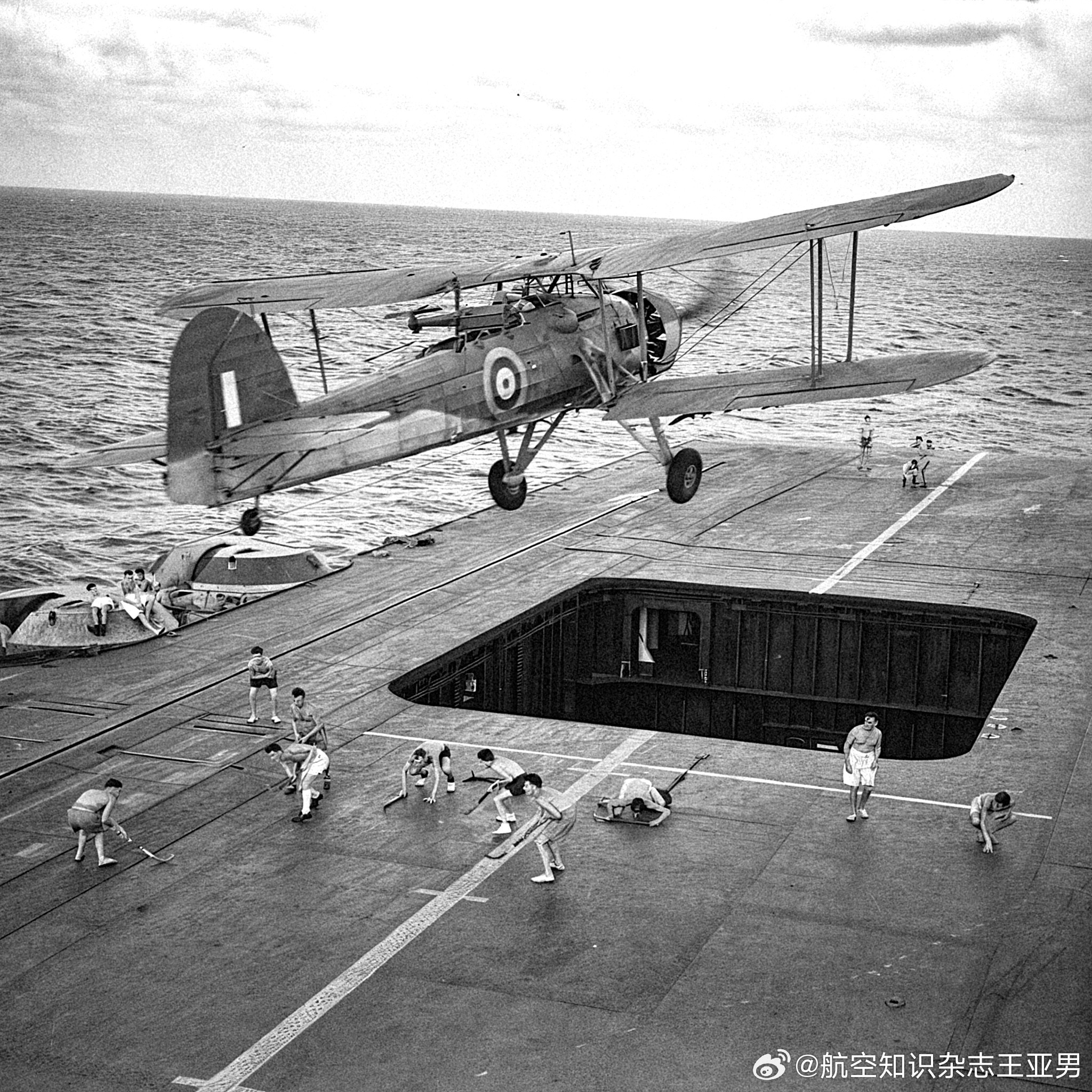 #航空创作计划# 20世纪30年代，一架费尔雷“剑鱼”鱼雷攻击机低空飞掠英国皇家