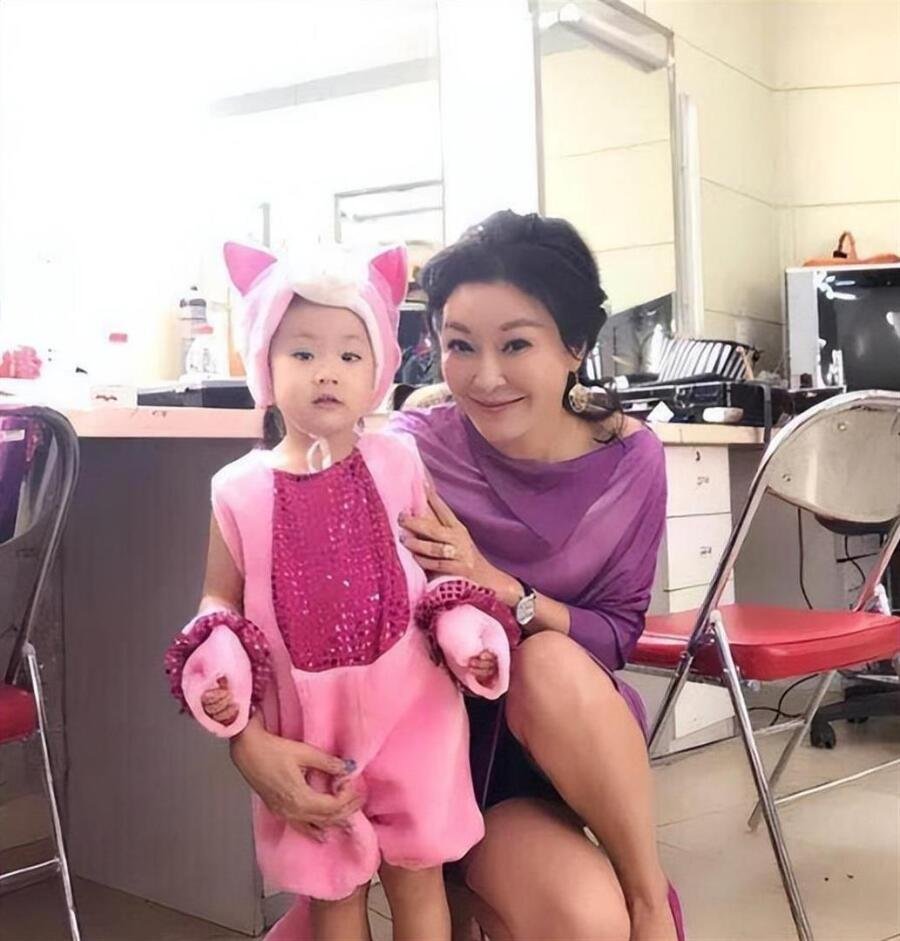 52岁王小骞做梦也没想到，患上矮小症的女儿，如今竟然迎来了逆袭 