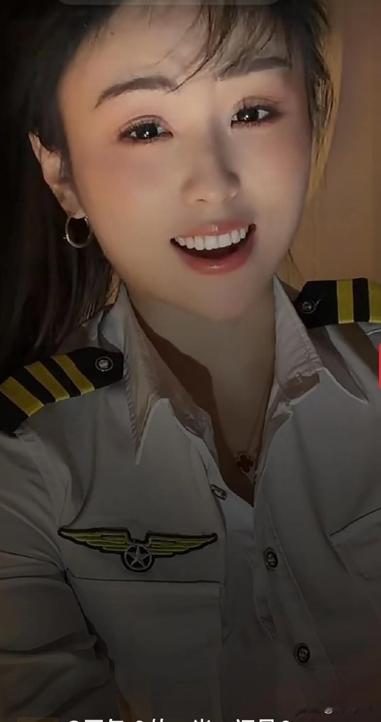 这女人好美啊，笑得又好看。

老夫看了她一个上午，什么事也没有干，被老婆骂得一佛