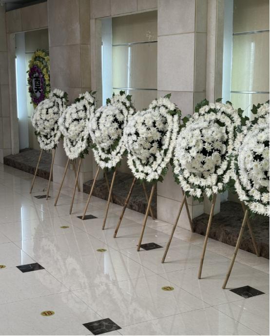 一位火葬场工作人员说：“人死后，一是要火化，二是火化后，不要领骨灰，让火葬厂处理