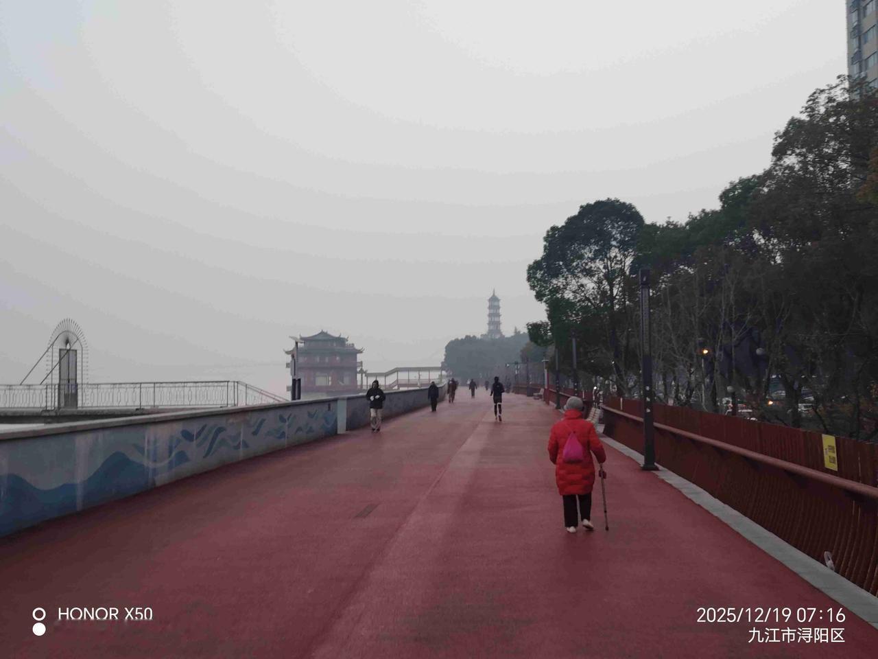 我的今日状态：😁轻松愉快
我这里的天气：🌤️多云2025年12月19日长江岸