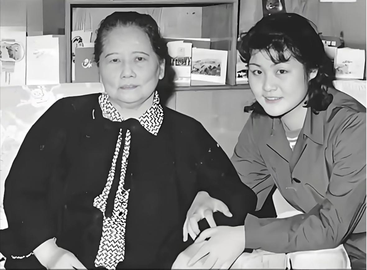 这是宋庆龄晚年时和养女隋永清的真实样貌，这可不是演员扮演的，货真价实的照片。
