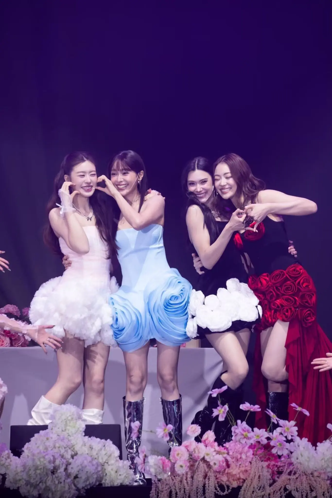 LenaMiu&oombam  花海。三台设计师掉进花堆里了 设计的衣...