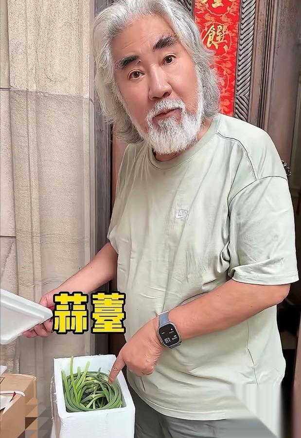 74岁亿万导演张纪中，5000万的西溪湿地豪宅不待，蹲门口跟10斤蒜薹杠上了。杜