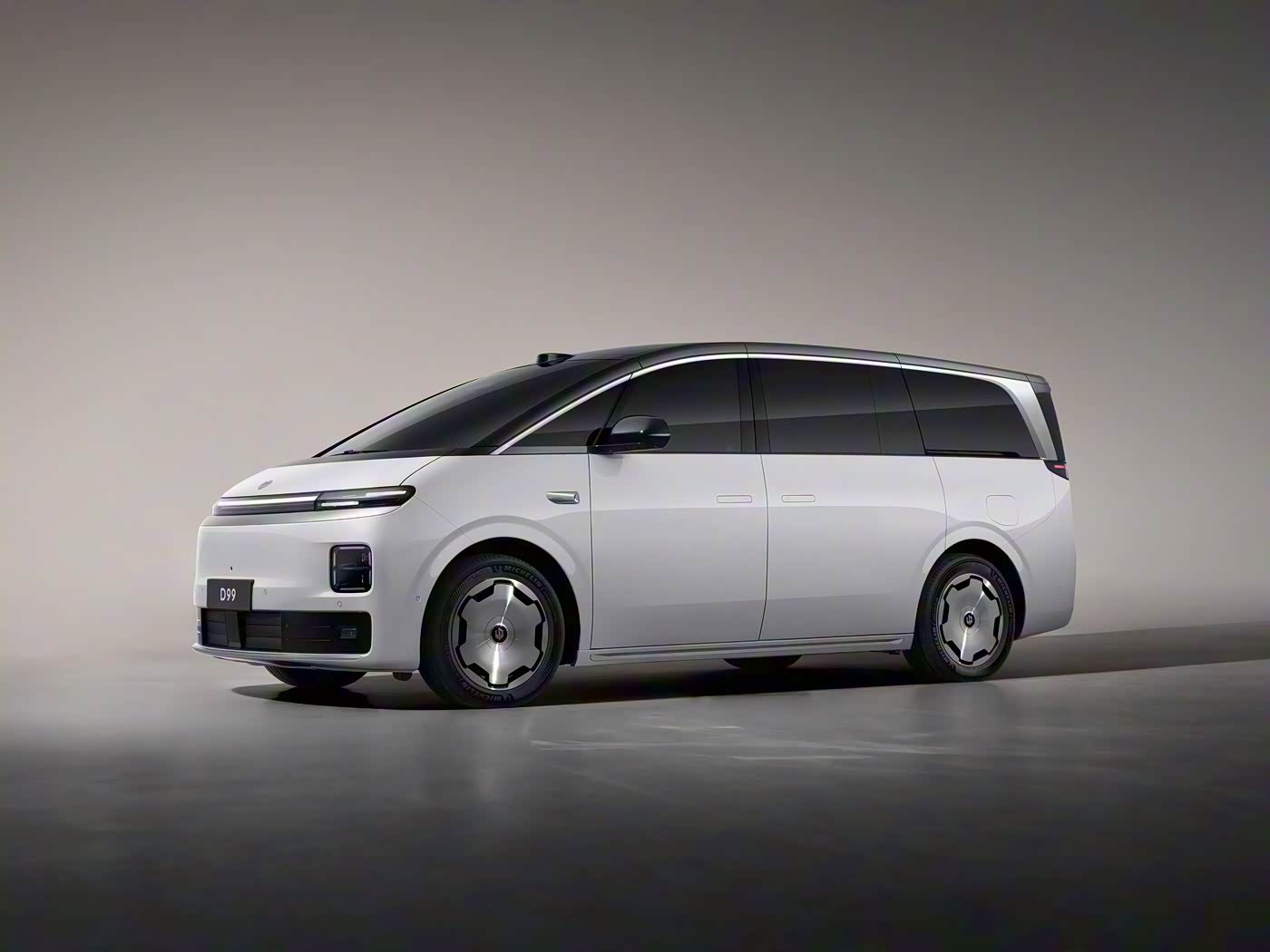 这两年轿车和SUV的设计很同质化，但我觉得很多MPV的设计都非常出彩，各领风骚。