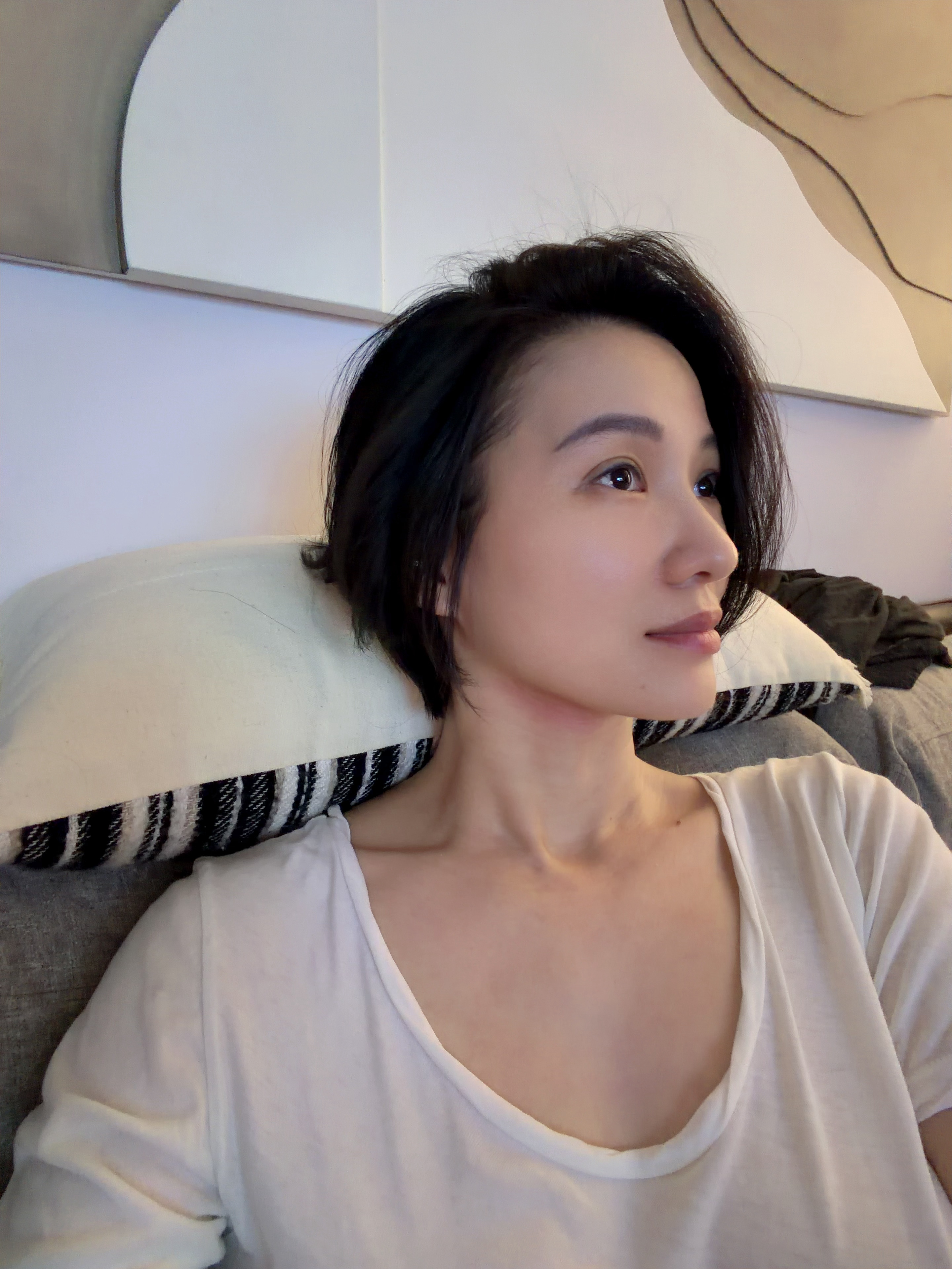 居家不外出一段时间，每天清水只洗一次脸，如果湿度大油脂多，就一天啥都不涂，如果洗