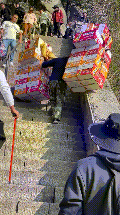 “一块钱的水卖5块，4块钱的泡面卖15块，这些挑山工的心可是真黑，简简单单把货物