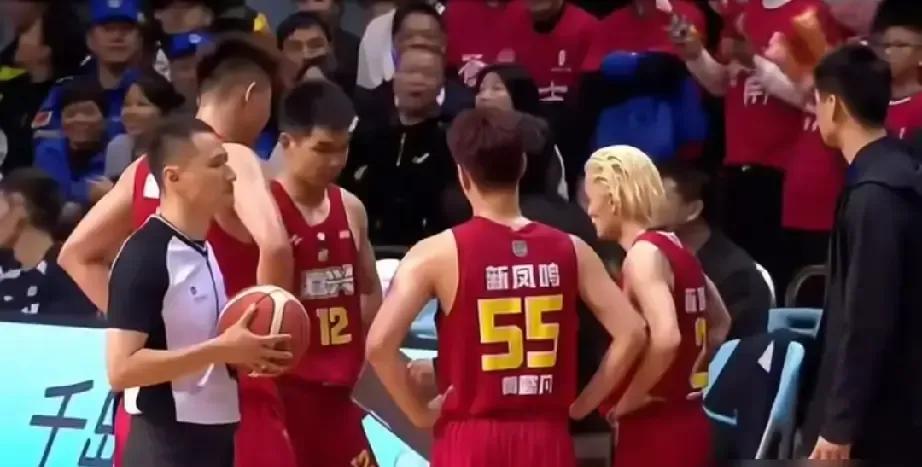 昨晚浙超嘉兴主场，55号老将三分8中1还继续扔，镜头给到他空位不传的瞬间，弹幕全