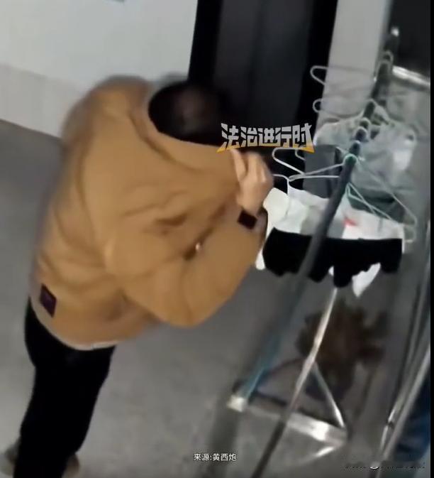 “买内裤的速度赶不上他偷的速度。”福建，一名男子，穿着棕色的外套，就看到他拿衣服