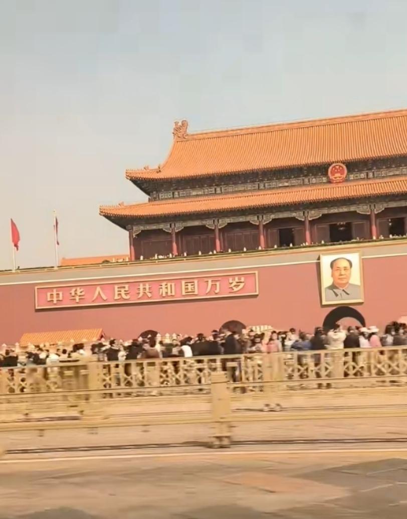 站在天安门广场上，仰望着这座宏伟的建筑，心中涌起一股强烈的民族自豪感。周围游客们