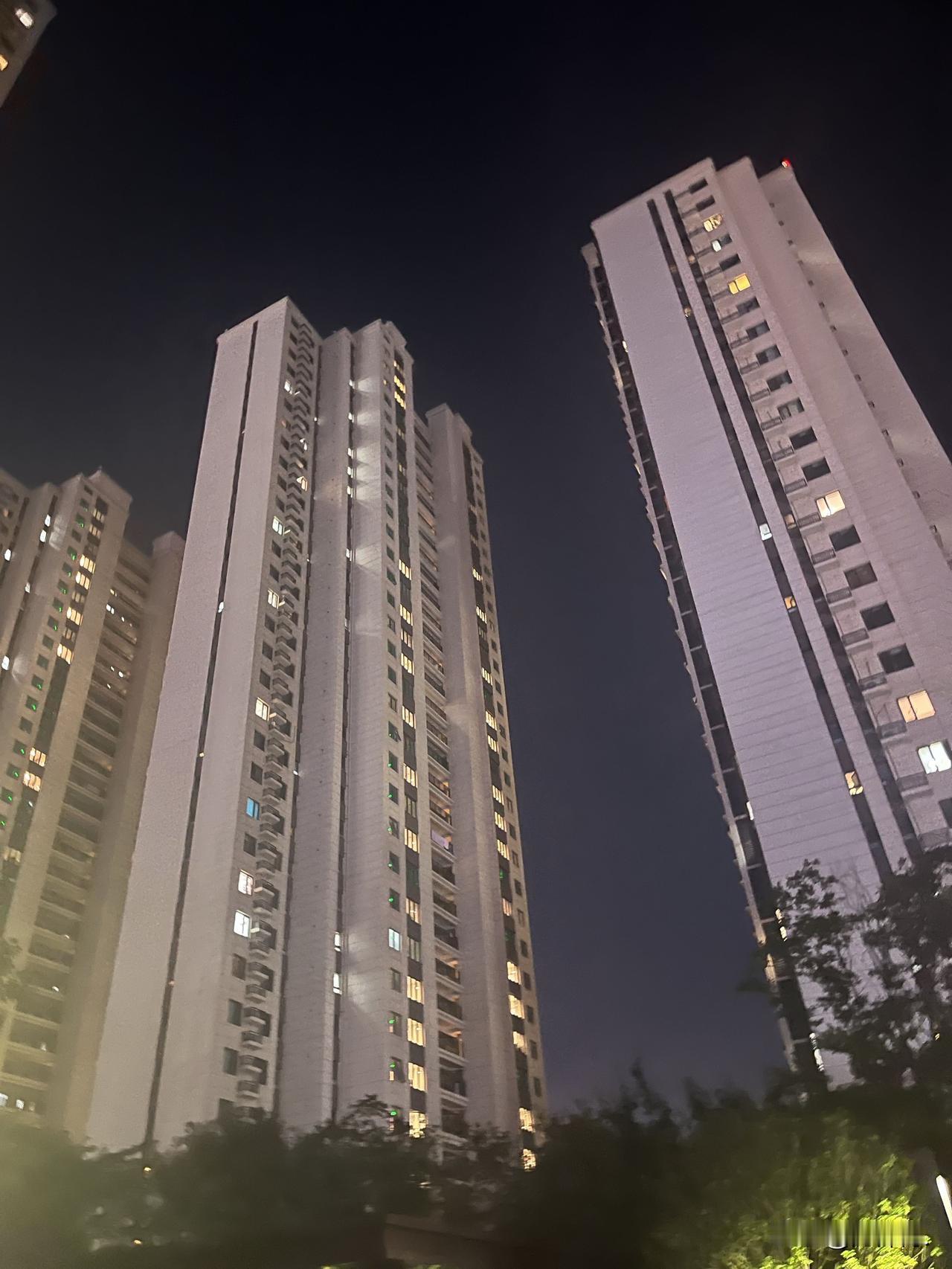 辽阳西路附近，次新房小区，远洋万和城。

六栋高层住宅，楼间距太小了，得有不少房