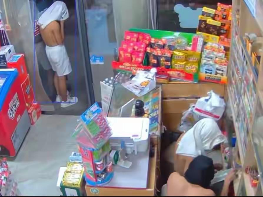 新掩耳盗铃故事，发生在四川南充，3名青年用T恤蒙头，进入某自助商店行窃，很快被公