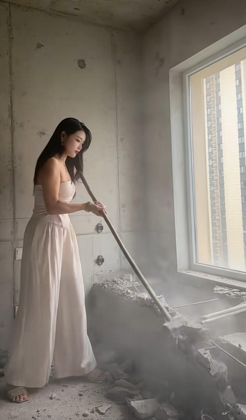 这个女老板真能干，怎么不叫工人做呢