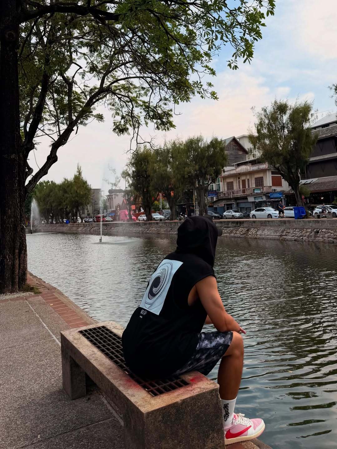 周杰伦今天周杰伦更新ins了吗 杰伦：穿無袖煩的地方就是 每當有人拍照 我連拿飲