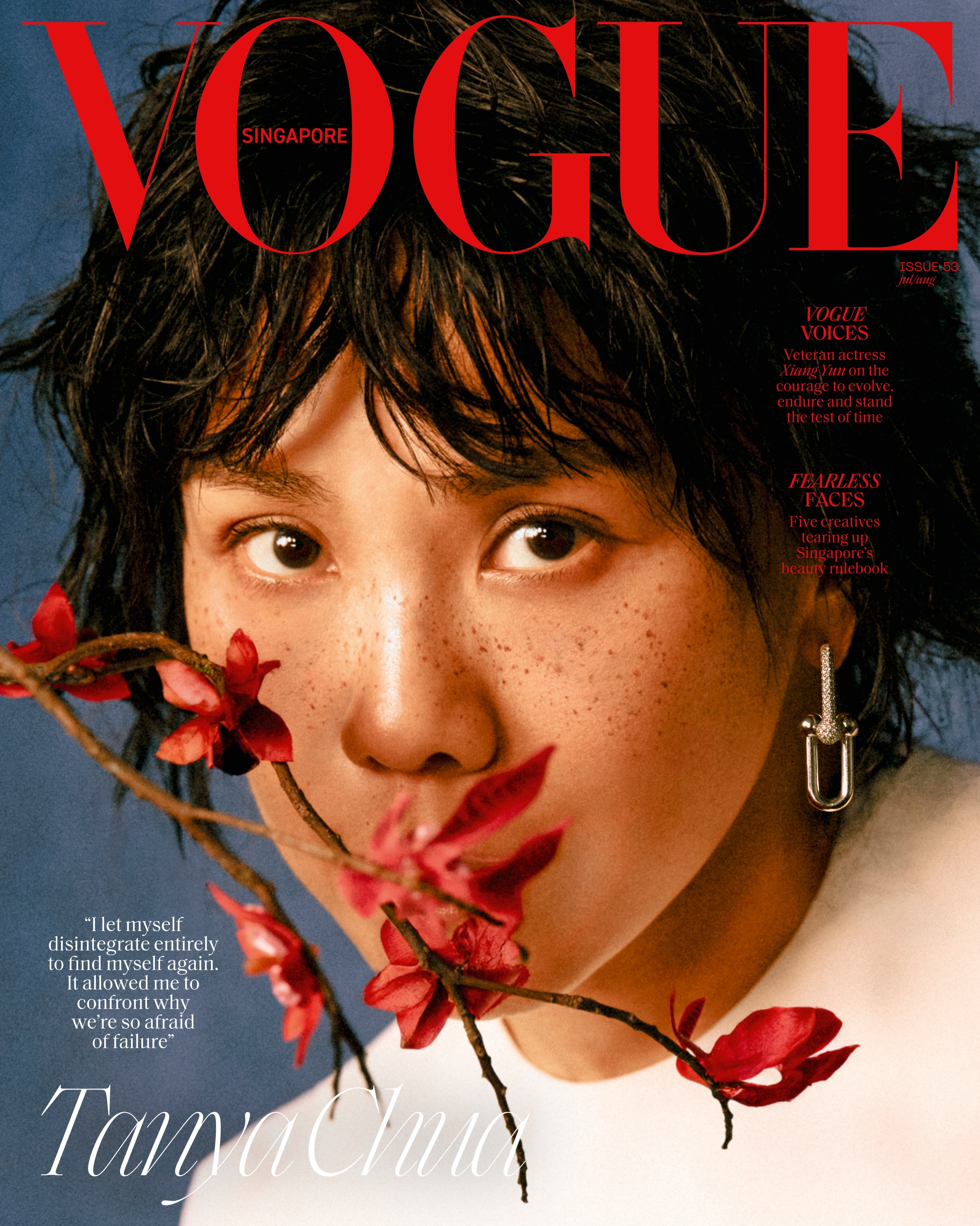 新加坡VOGUE 七八月合刊封面拍摄了歌后蔡健雅，有点认不出，但是封面是好看的，
