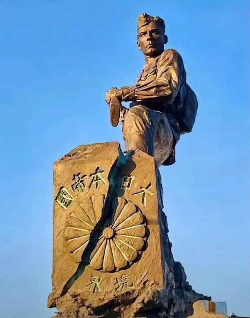 《东方胜利》纪念碑是俄罗斯目前最大的战胜法西斯军国主义日本的纪念碑，一名15米高