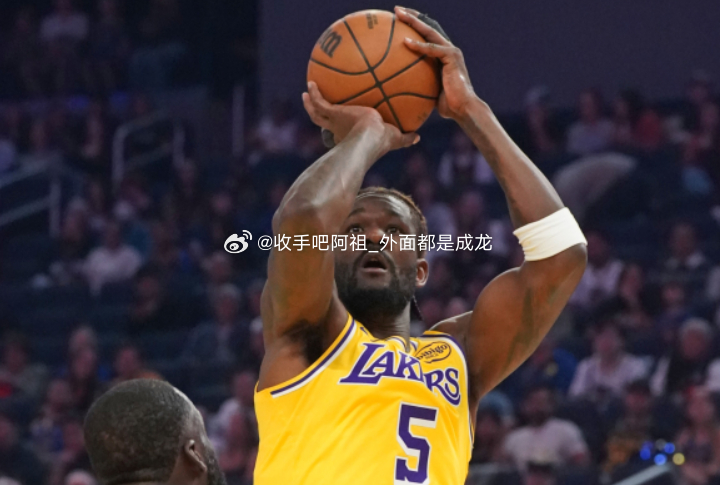 NBA常规赛继续进行，湖人今天在客场对阵掘金。据湖人官方消息，艾顿因为膝伤本场比