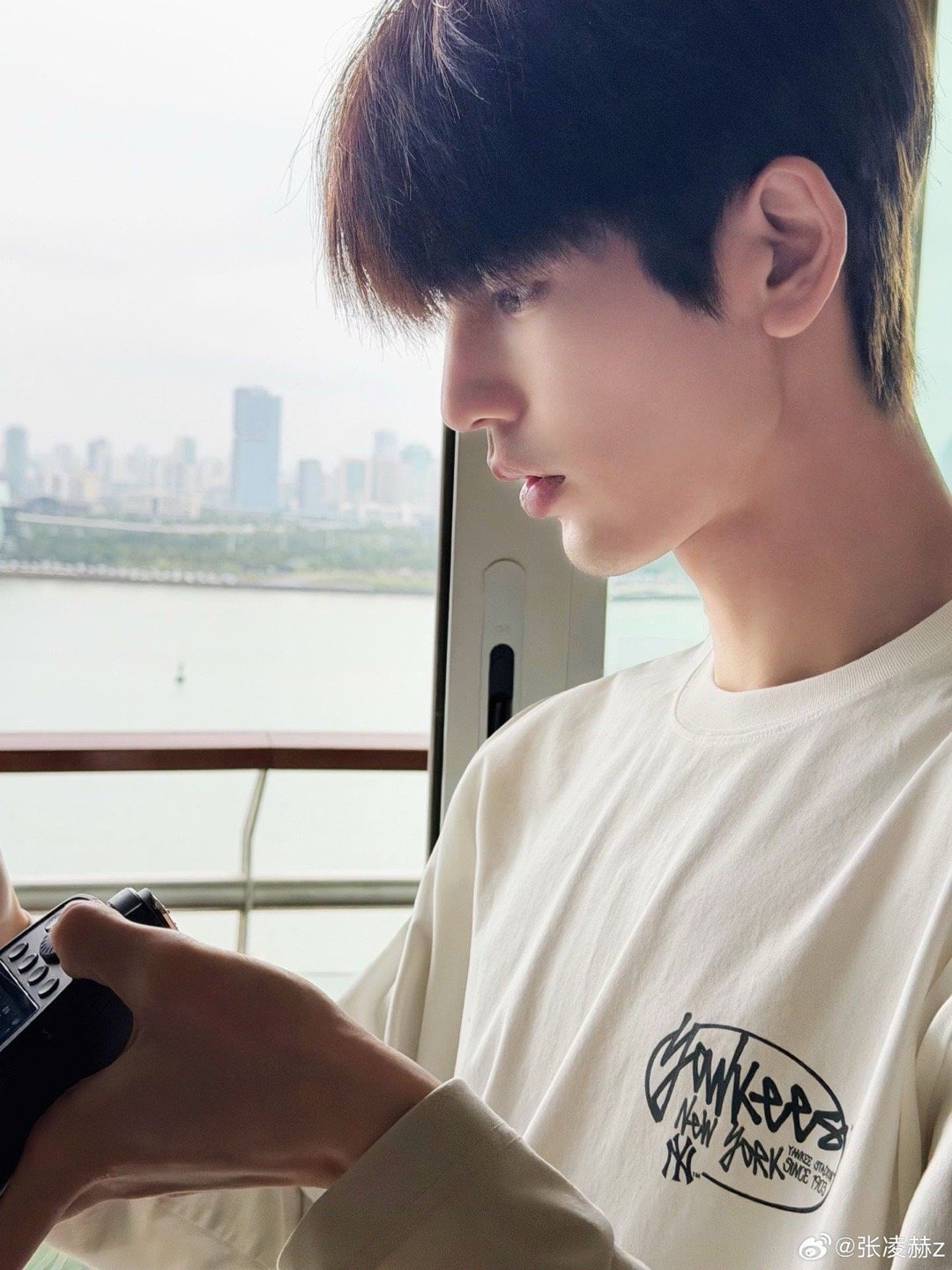 张凌赫的骨相张凌赫比帅照更有杀伤力的是素颜照 张凌赫的骨相，张凌赫比帅照更有杀伤