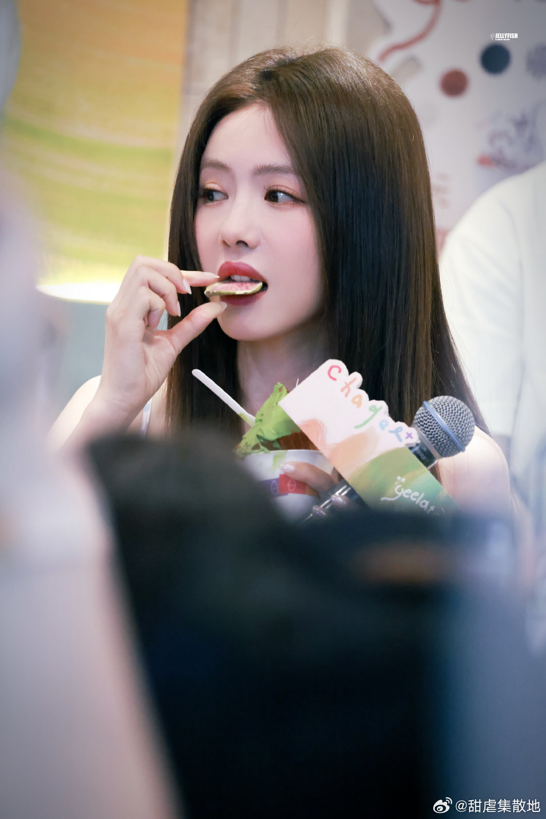 蔡文静geelato加小料不手抖 自带温柔氛围感的模样，撞上口感绵密丝滑的gee