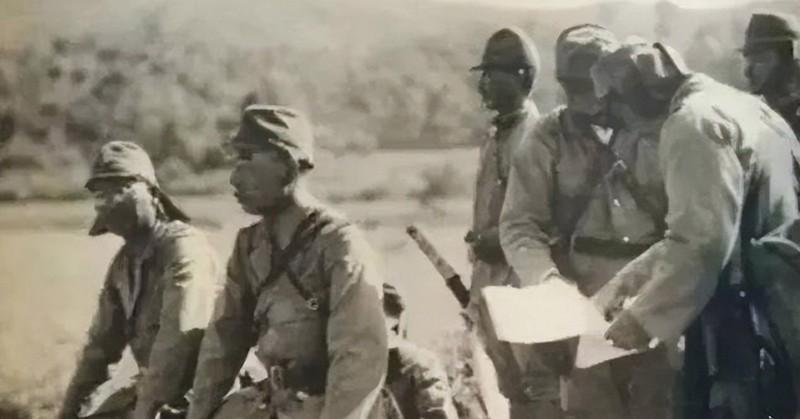 1938年5月，日军第13师团攻占安徽省蒙城县后，他们将幸存的士兵用铁丝穿绑手心