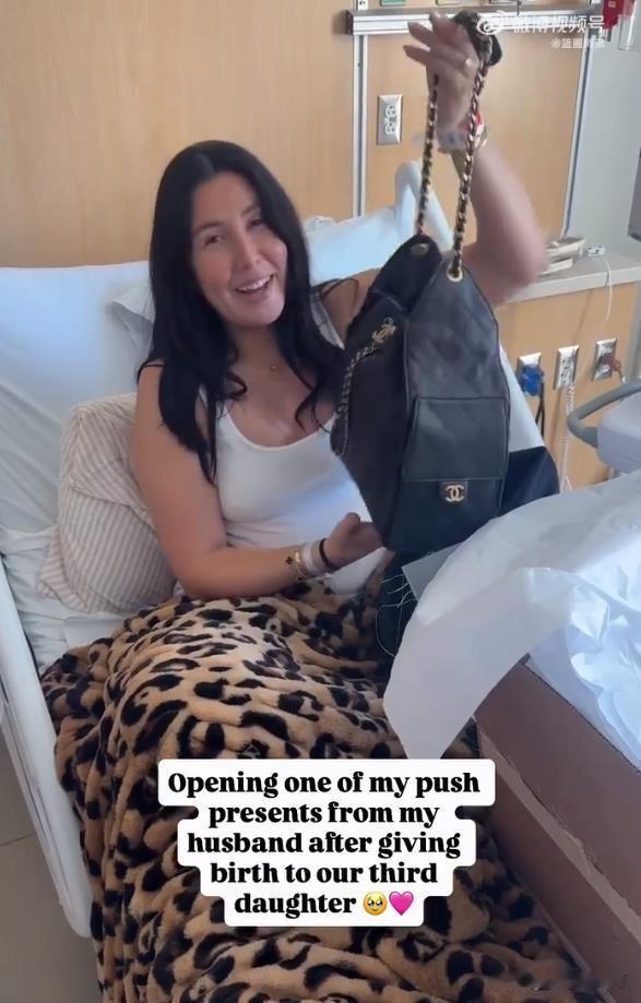 上海队外援福格妻子又给他生了一个女儿，这下福格有三个女儿了，为了奖励妻子，福格给