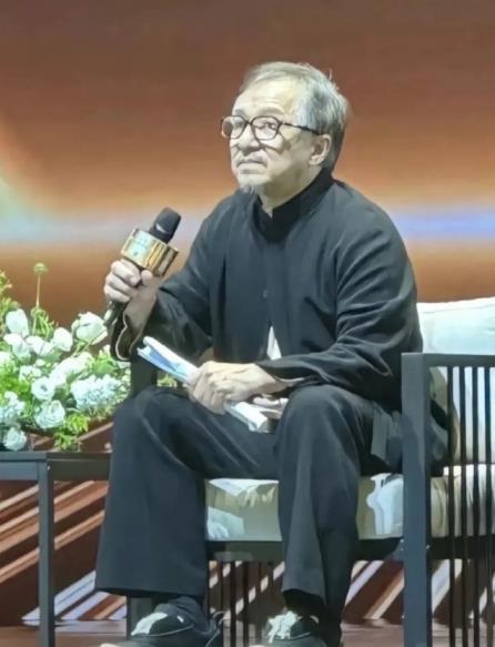 第一次对成龙71岁有了实感 成龙爷爷已经到了71岁的年纪，从满头白发就能看出成龙