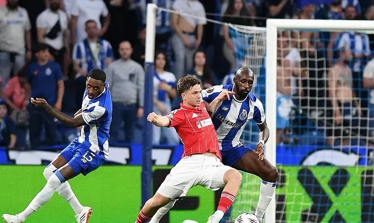 在今天凌晨结束的一场欧联1/4决赛首回合比赛中，波尔图1-1战平诺丁汉森林。赛后