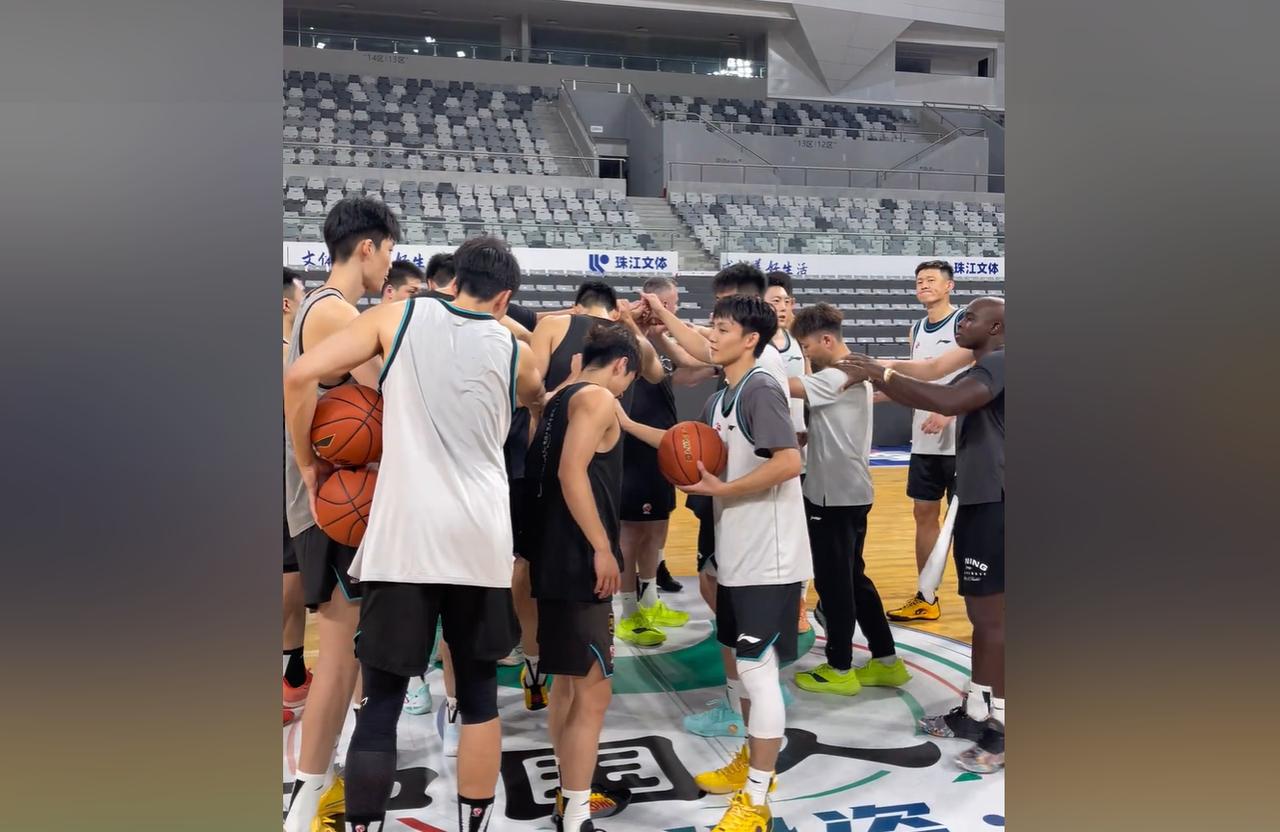 广东男篮行情大涨！

随着阿祖布伊克和弗格加盟广东男篮，新赛季CBA夺冠概率再度