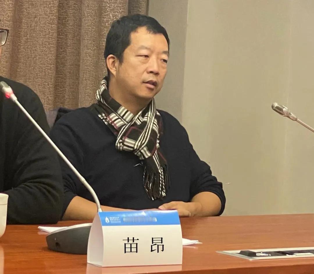 这是管笑笑的老公苗昂，他可不简单！他是岳父大人莫言的助理！很多人知道，莫言是北京