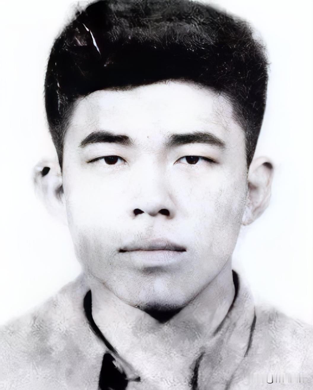 1933年，徐洪慈生于上海买办家庭，15岁加入地下党，人生早年一路高光：18岁担