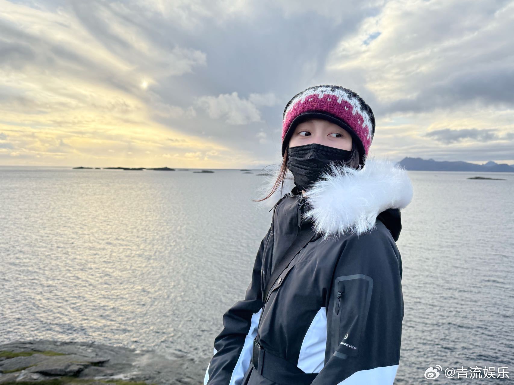 关晓彤旅行中的一些小小仪式  关晓彤挪威旅行18宫格，自己画的极光合影好好看，好