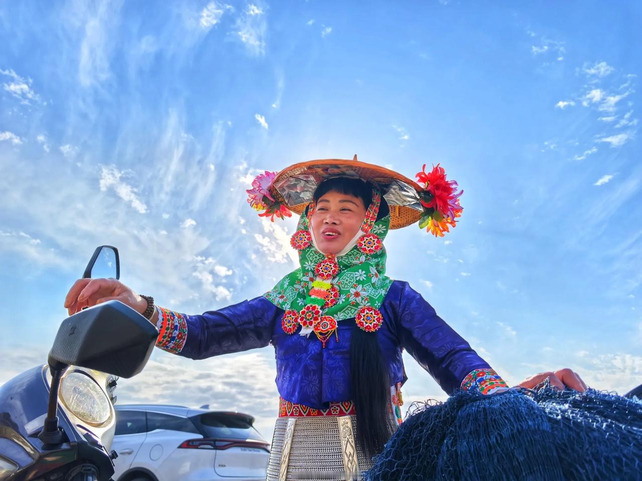 惠安女是生活于福建惠安沿海的一个特殊族群，因奇特的服饰和勤劳的精神而闻名海内外。