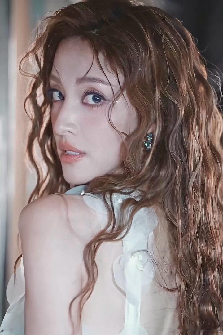 陈凯琳吃了普通话的亏 一公很喜欢《雨爱》组！陈凯琳音色很好诶，全开麦也挺稳，拉票