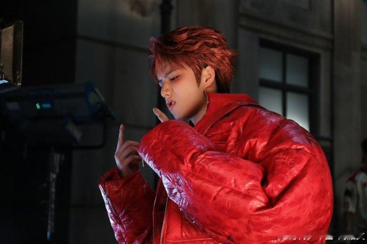 娱乐刘耀文红色10宫格刘耀文红色look刘耀文红发十宫格刘耀文