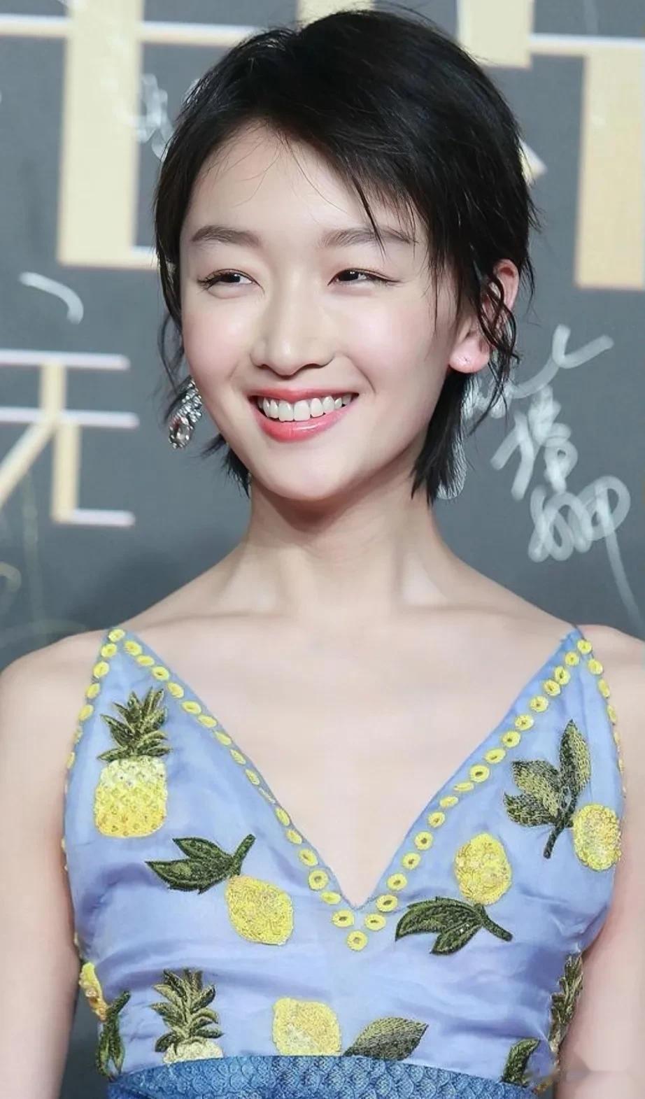 周冬雨和曾志伟关系曝光？酒醉后的曾志伟口不择言:“我潜过她”，直接把周冬雨推到了
