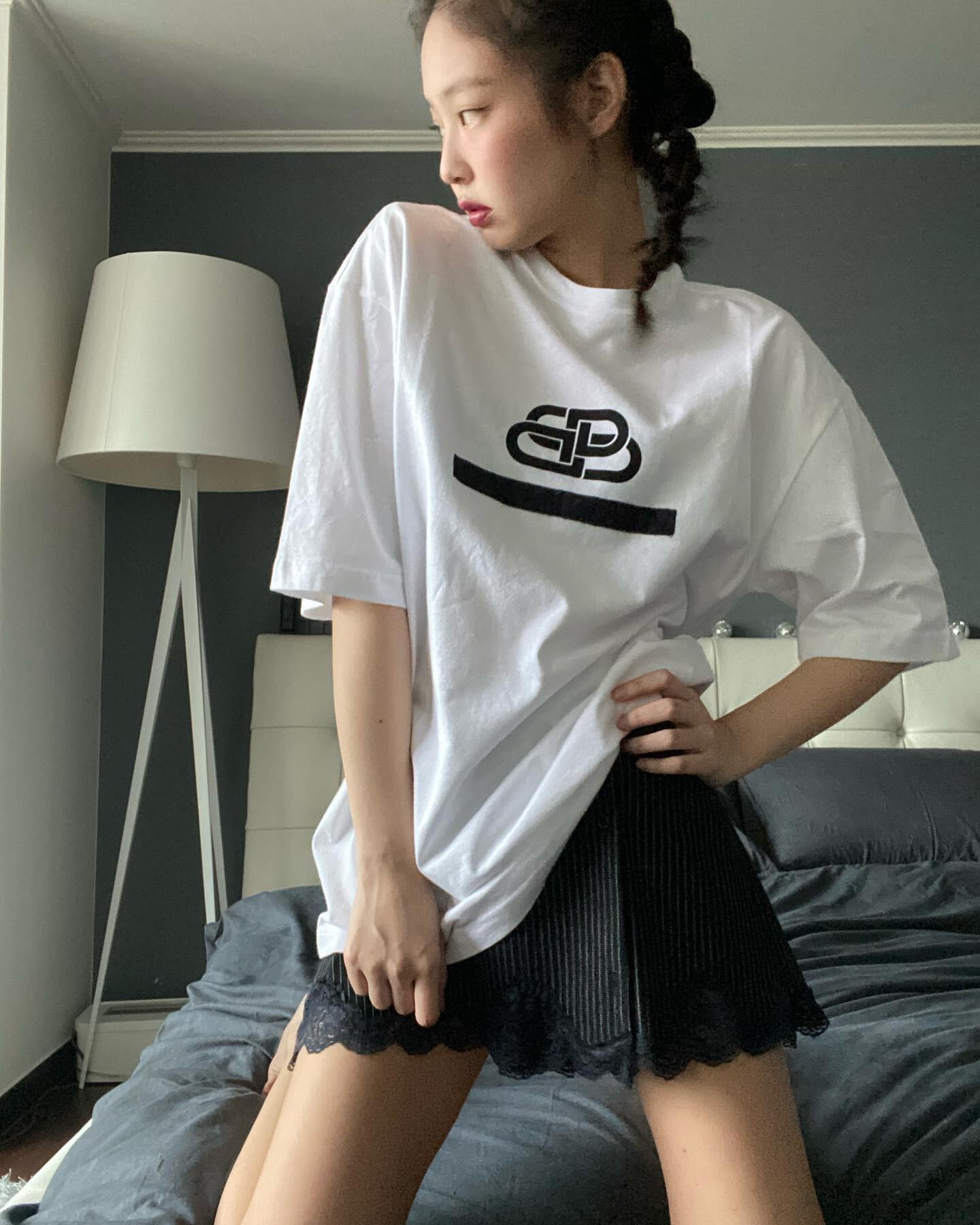 jennie居家床照 