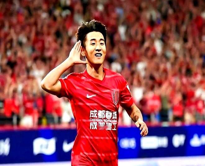 圣诞前夜，蓉城怕是要再加班。
 

三个人的合同，像三条火绳，谁先烧到底，谁就炸