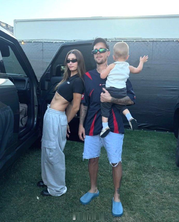 比伯科切拉全家福 比伯登上今年科切拉舞台，在后台他和妻子及儿子甜蜜合影，一家三口