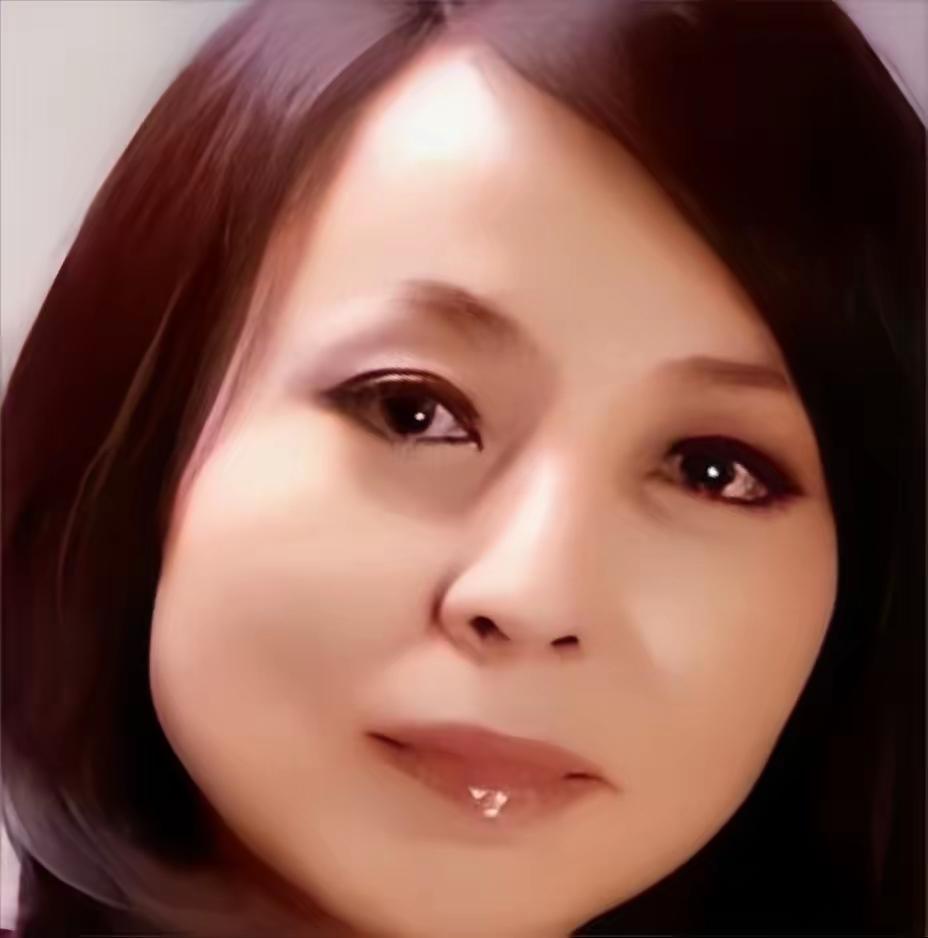 41岁女富豪爱上22岁男下属，所有人都说他图她的钱。公司破产、千万身家归零后，只