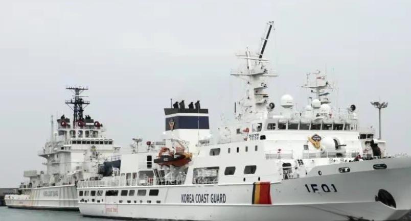 韩国海警又动手？中国硬汉被扣惨死，4个娃哭成泪人！咱出海讨生活，命就这么不值钱？