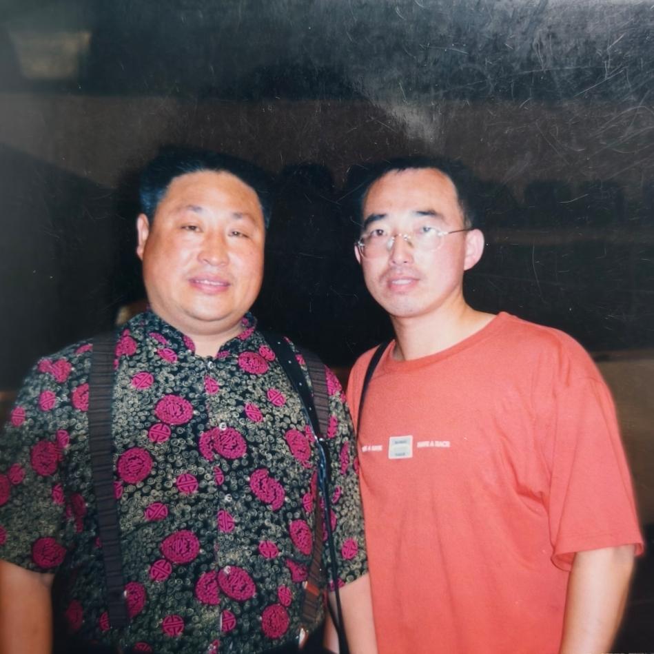 2002年，赵本山首位弟子李正春，一张罕见的留影，右侧是喜爱二人转、专程前来见面