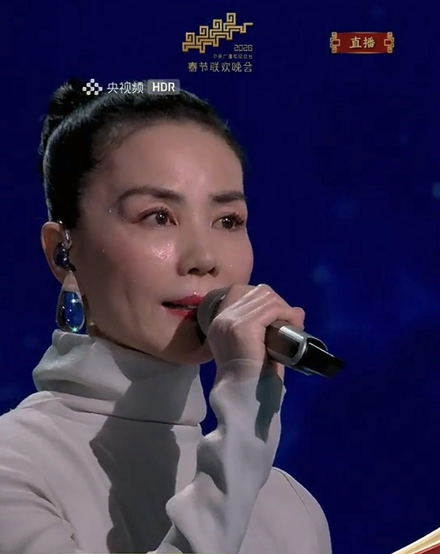 王菲春晚献唱，真是老了，声音还算空灵！

2月16日晚上除夕夜，万众期待中，王菲