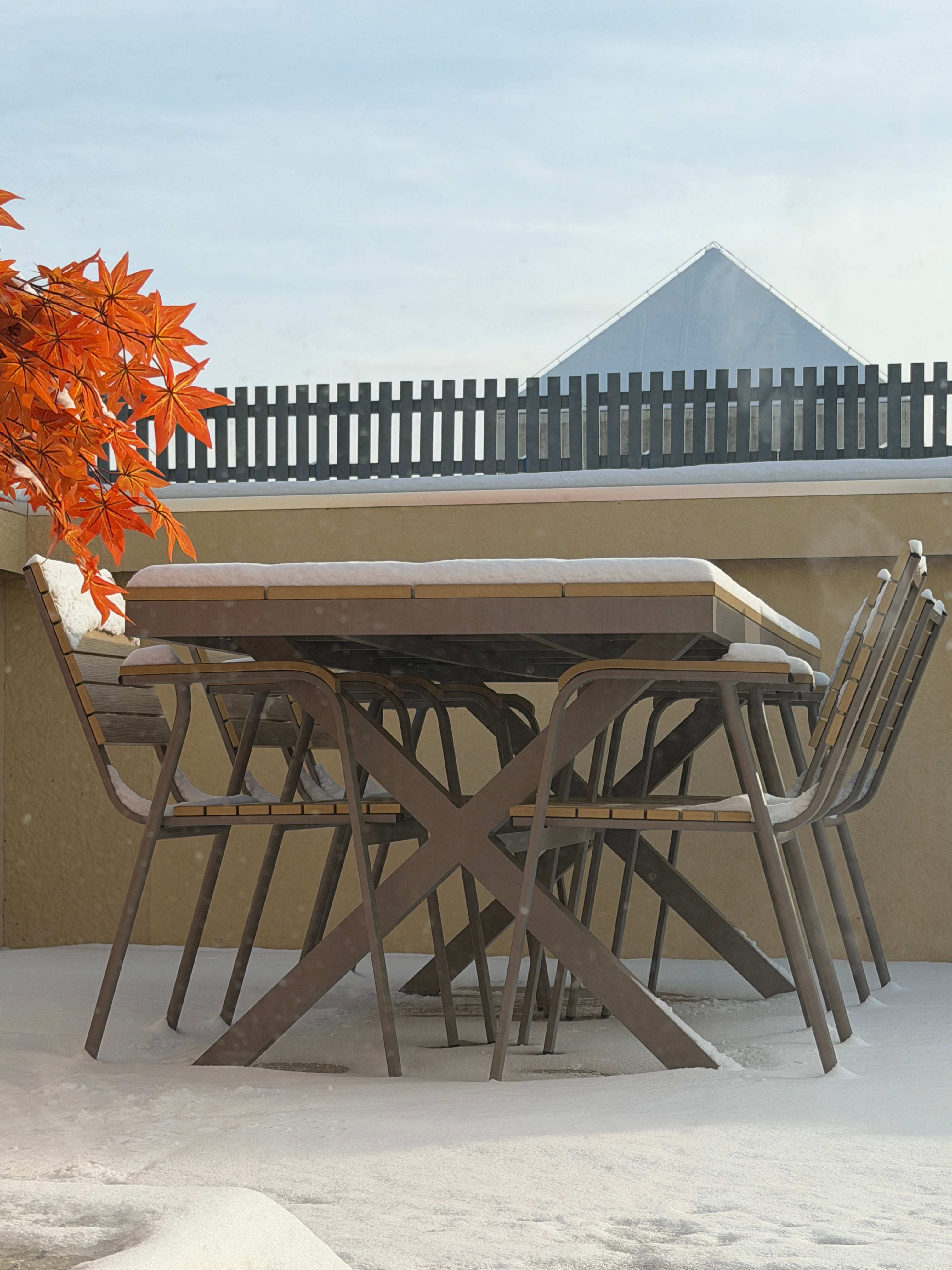 早呀，难得在北京看到下雪，阳台的雪很厚，不过突然觉得这点雪不算啥，我今天下午飞新