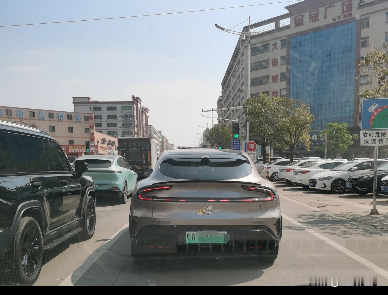 不知为何，一直想换车，对比很多车型，但对这款车完全没有感觉，从没想过换这个品牌的