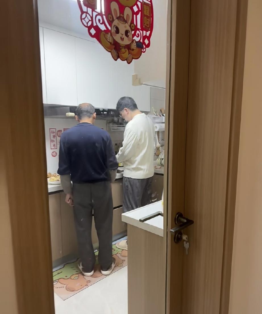 还有比老公公司更抠门的吗？端午节啥都没发，就每人给了个小红包200块钱。没有米面