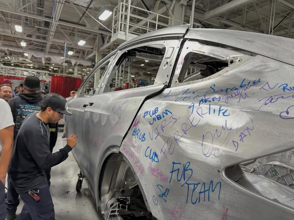 最后一辆特斯拉 Model X 在加州弗里蒙特工厂下线车壳上签满了员工的签名，这